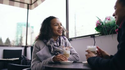 Waarom nep-zelfvertrouwen op dates averechts werkt